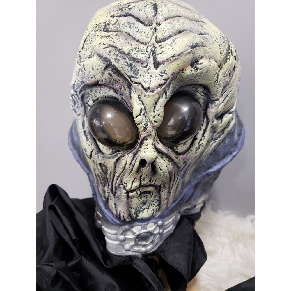 Vintage Easter Unlimited Fun World Alien Halloween Mask Martian Bubble Eyes cape - Picture 3 of 8